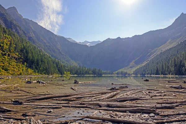 Um lago alpino na luz da manhã — Fotografia de Stock