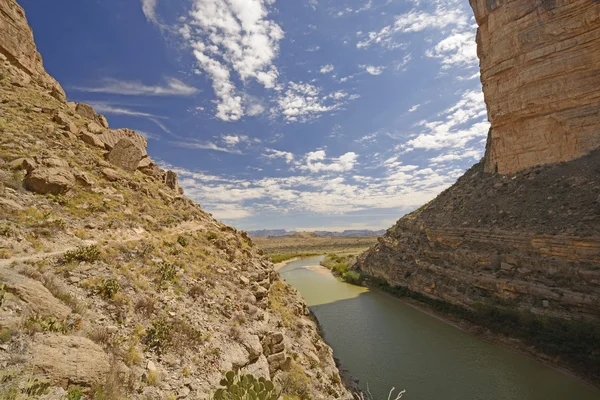 Guardando fuori da un canyon del deserto — Foto Stock