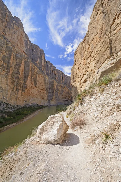 Camino a un cañón del desierto — Foto de Stock