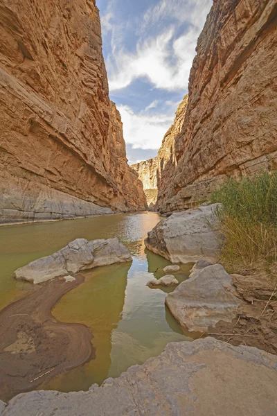 Ombres dans un canyon désert — Photo