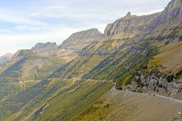 Estrecha carretera sinuosa Subiendo una cresta de montaña — Foto de Stock