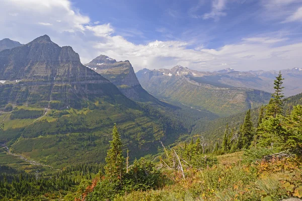 Panorama di montagna da un sentiero alpino — Foto Stock