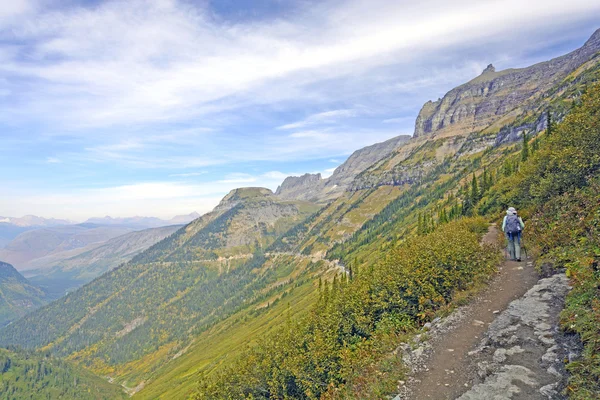 Wandelaar reizen op een externe Alpine Trail — Stockfoto