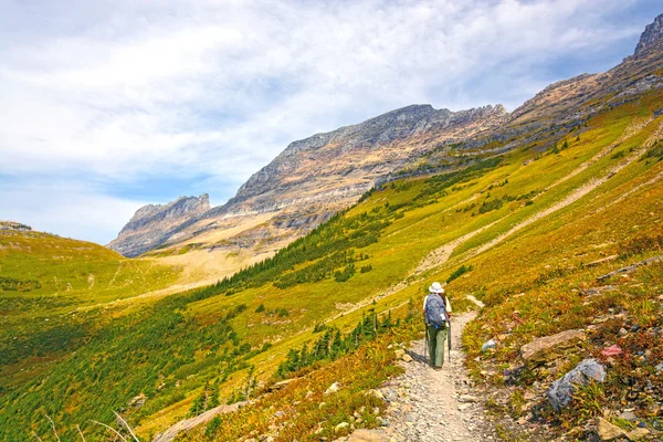 Caminante que se dirige a un valle alpino en el otoño — Foto de Stock