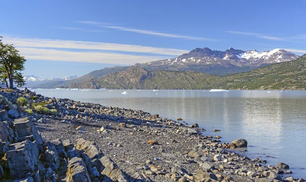 Luz da manhã cedo em um lago glacial — Fotografia de Stock