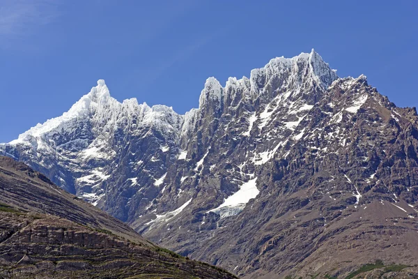 Neige fraîche sur les pics éloignés — Photo