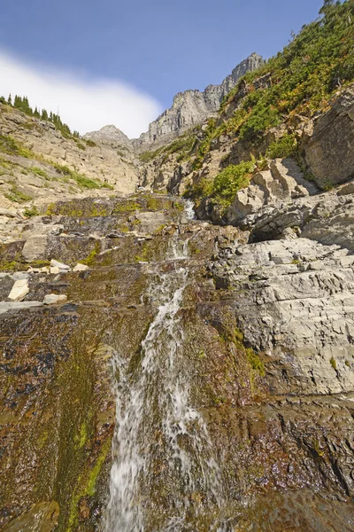 Corrente di montagna che scende lungo il pendio — Foto Stock