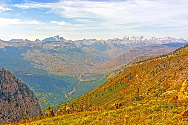 Regard sur une vallée de montagne un jour d'automne — Photo