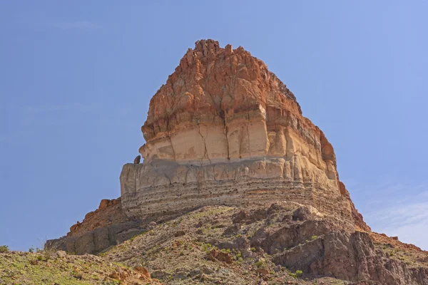 Colorful Butte in a Desert Landscape — Stock Photo, Image