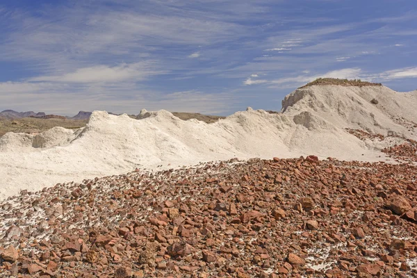Bunte rote Felsen auf weißer Asche in der Wüste — Stockfoto