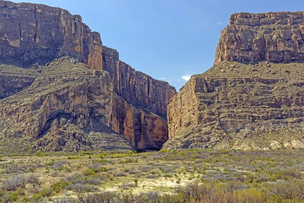 Narrow Canyon in a Desert Escarpment — Stok Foto