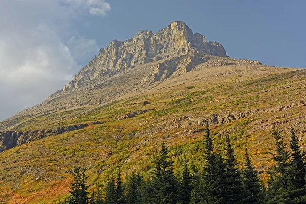 Μοναχικός βουνοκορφής το φθινόπωρο — Φωτογραφία Αρχείου