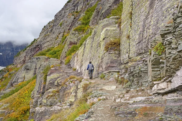 Bulutların arkasına hiking — Stok fotoğraf