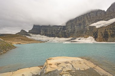 Çıplak kaya ve geri çekilen bir buzul Gölü