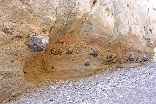 Vulkanische tufsteen in een woestijn Canyon — Stockfoto