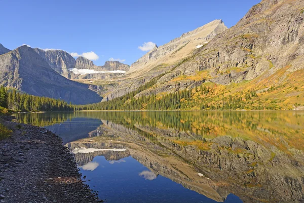 Reflexões de queda em um lago alpino — Fotografia de Stock