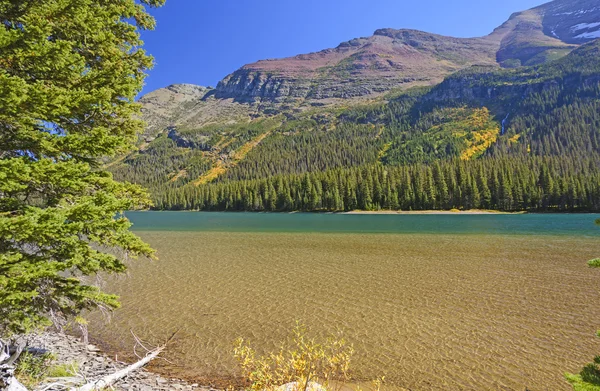 Couleurs dramatiques sur un lac alpin — Photo