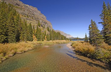 Sessiz bir dağ Gölü için önde gelen akış