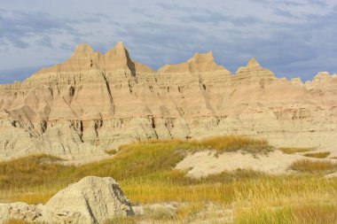 Renkli Badlands oluşumları fırtınalı gökyüzü karşı