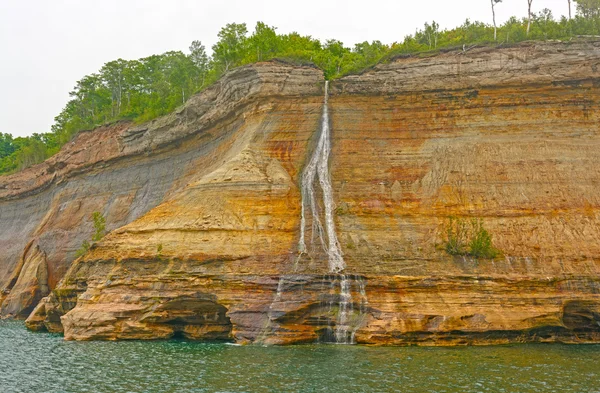 Coloridas caídas en un acantilado de la orilla del lago —  Fotos de Stock