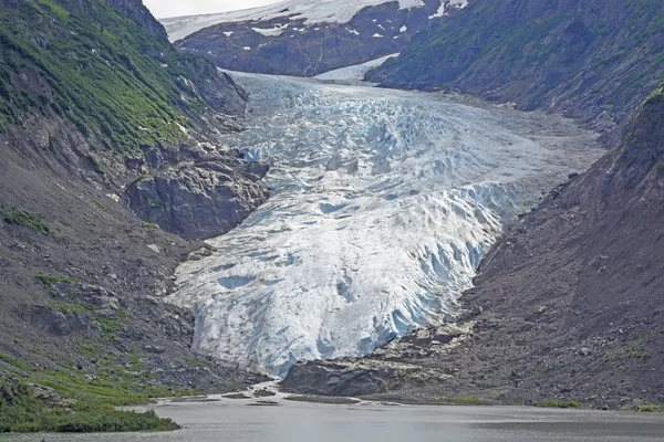 Kustnära glaciären kommer ut ur bergen — Stockfoto