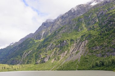 Dağlarda yeşil ve çıplak kayalar
