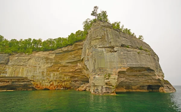 Rock ridge 拡張が湖に — ストック写真