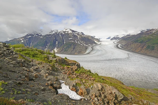 Weergave van een gletsjer uit een rots — Stockfoto