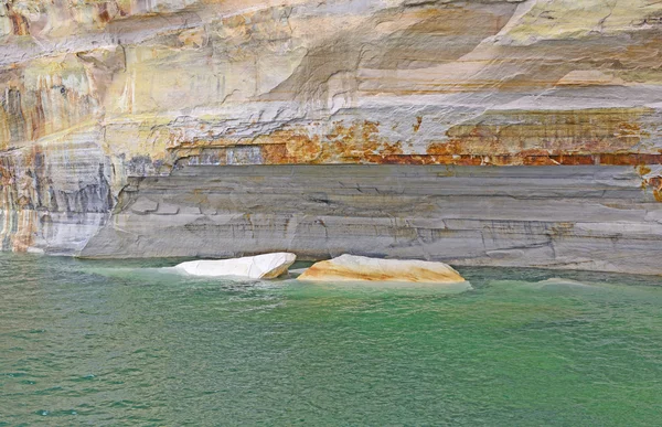 Песчаный лед в воде — стоковое фото