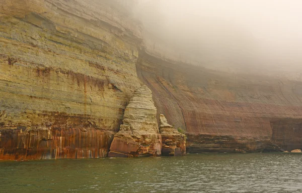 Kleurrijke kliffen in de mist — Stockfoto