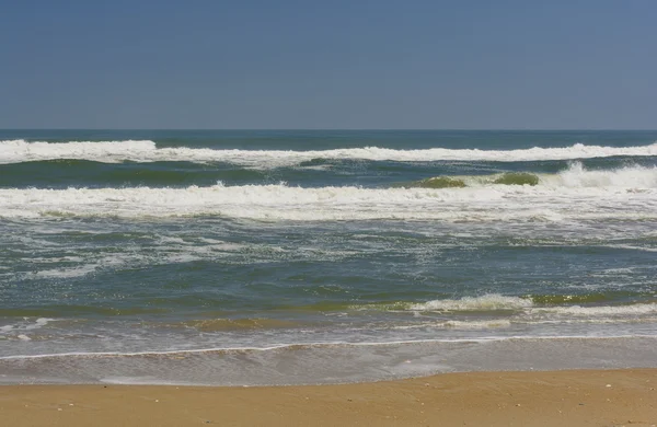 Ondas em queda em uma costa oceânica — Fotografia de Stock