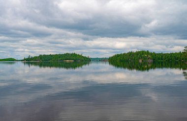 Minnesota 'daki Sınır Suları' ndaki Martı Gölü 'ndeki Yansıtıcı Göl' deki Mistik Adalar