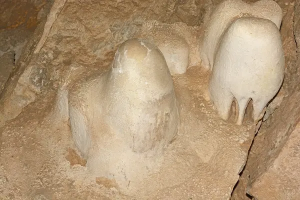 在一个洞穴中被融化的岩石 — 图库照片