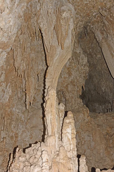 Coluna colorida em uma caverna — Fotografia de Stock