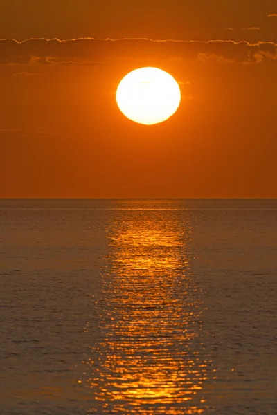 Riflessioni al tramonto su una baia oceanica — Foto Stock