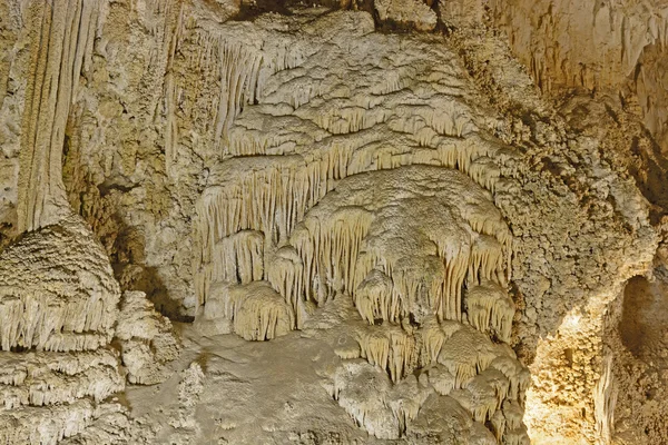 Klättre stalagmiter i en underjordisk grotta — Stockfoto