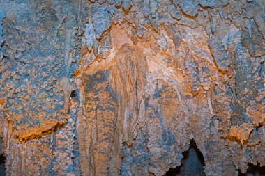 New Mexico 'daki Carlsbad Mağarası' ndaki bir mağaranın tavanından sarkıyor.