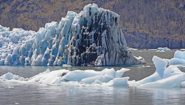 Gelo sujo colorido em um lago glacial — Fotografia de Stock