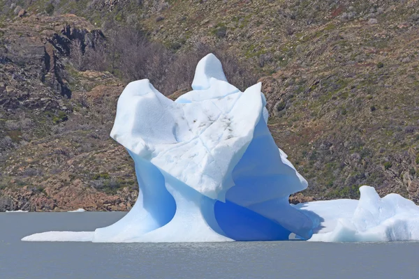 Iceberg incomum em um lago glacial — Fotografia de Stock