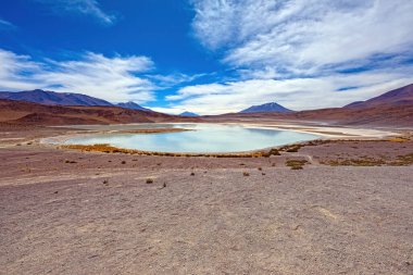 Salr de Uyuni 'deki Bolivya Altiplano' da Yalnız Salt Gölü Lisesi