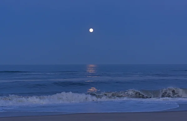 Reflexões da Lua no Crepúsculo — Fotografia de Stock