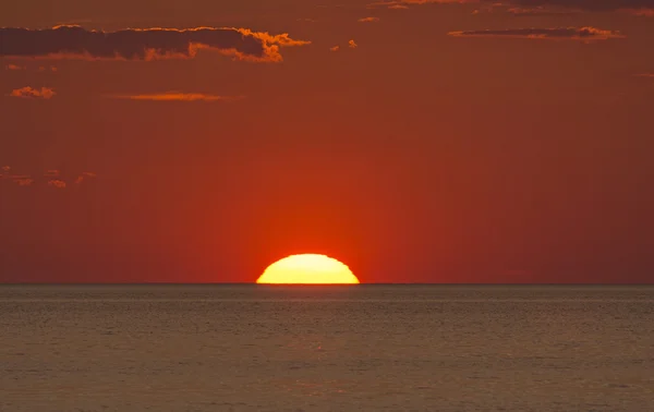 Sole tramontante nell'oceano — Foto Stock