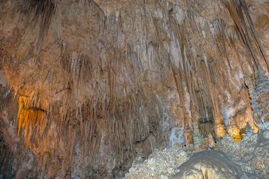 New Mexico 'daki Carlsbad Mağaraları' ndaki Büyük Salonda Bir Tavan dolusu Stalactite var.