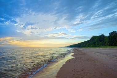 Michigan Gölü yakınlarındaki Sessiz Lakeshore 'da Akşam Işığı Montague, Michigan