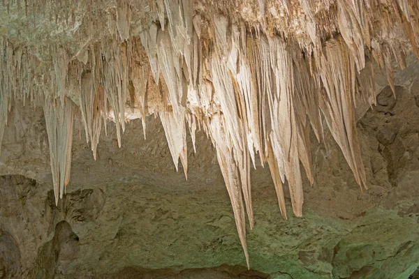 Estalactites coloridas pela iluminação da caverna — Fotografia de Stock