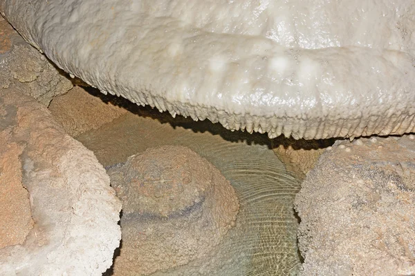 Primavera Natural em uma Caverna — Fotografia de Stock