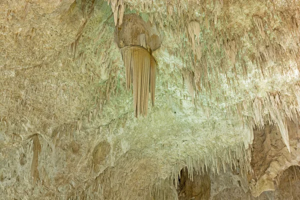 瀑布的钟乳石和其它单位的一个山洞里 — 图库照片