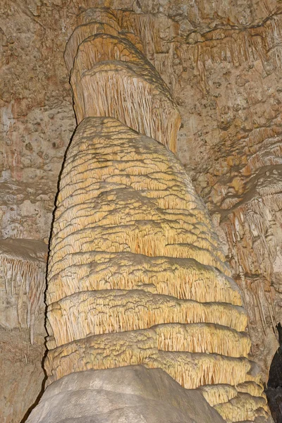 Estalagmite colorida numa Caverna — Fotografia de Stock