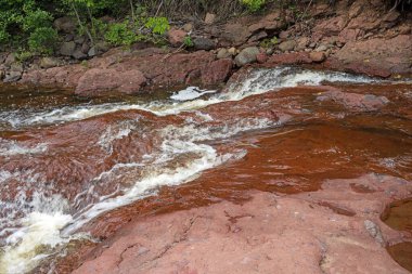 Minnesota 'nın Büyük Kuzey Ormanı' ndaki Kızıl Kayalıklar 'da Su Akıntısı