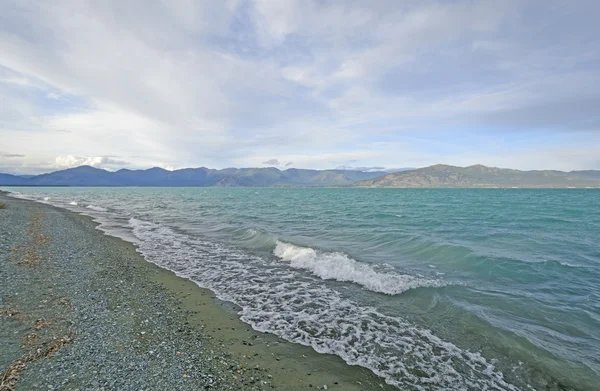 Eau colorée et montagnes dans la nature sauvage — Photo